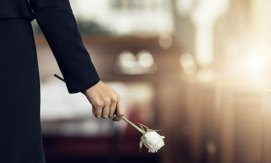 Eine würdevolle Abschiedsfeier organisieren: Die wichtigsten Dienstleistungen, die nach einem Todesfall zu berücksichtigen sind